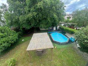an overhead view of a swimming pool with a wooden table at 21 in Melun +3 photos
