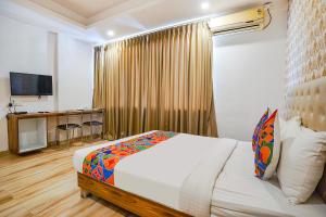 Postel nebo postele na pokoji v ubytování FabHotel Shreyas Inn