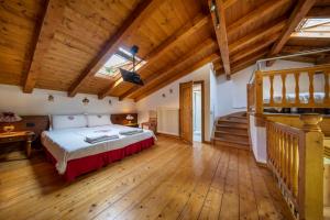 1 dormitorio con cama y techo de madera en LA TANA DEL GRILLO, en Feltre