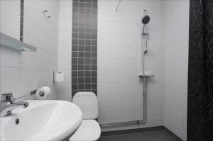 Ett badrum på Wiredaholm Golf & Konferens