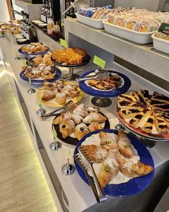 - un buffet composé de différents types de pâtisseries et de tartes dans l'établissement Hotel Annalisa, à Riccione