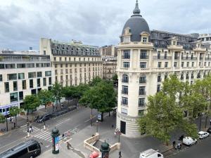 ein großes weißes Gebäude mit einer Kuppel darüber in der Unterkunft Appartement Opera Chauchat CityCosy in Paris