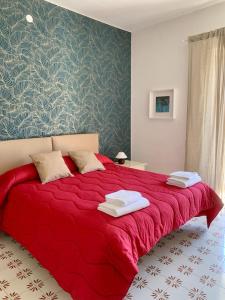 - une chambre avec un lit rouge et une couverture rouge dans l'établissement CiaoSud Apartments, à Sorrente