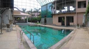 Bazén v ubytování The Nikunj Hotels nebo v jeho okolí