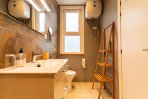 ein Badezimmer mit Waschbecken und Toilette in der Unterkunft Africa Master Suite in Las Palmas de Gran Canaria + 33 Fotos