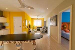 eine Küche und ein Wohnzimmer mit Tisch und Stühlen in der Unterkunft Africa Master Suite in Las Palmas de Gran Canaria