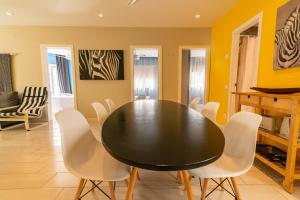 Ein Sitzbereich in der Unterkunft Africa Master Suite