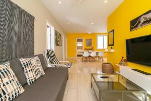 ein Wohnzimmer mit Couch und Fernseher in der Unterkunft Africa Master Suite in Las Palmas de Gran Canaria