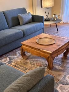 ein Wohnzimmer mit einem Sofa und einem Couchtisch aus Holz in der Unterkunft Boutique-Hotel Weigels Bergfreiheit in Winterberg
