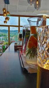 フェルデン・アム・ヴェルターゼーにあるTennis & Yacht Hotel Veldenのガラスの花瓶とドリンク