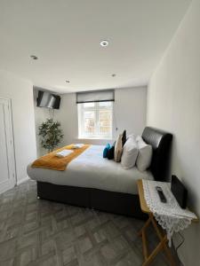 um quarto com uma cama grande e uma mesa em Cosy Sea front LUXURY Studio Apartment Flat Brighton & Hove em Brighton & Hove