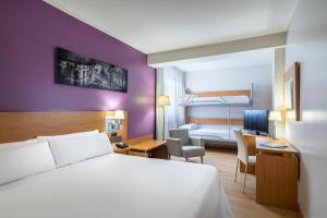 Postel nebo postele na pokoji v ubytování Hotel Jerez Centro