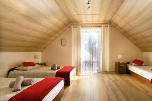 ムシャナ・ドルナにあるBulwary Mszańskie - Domki Całoroczneのベッドルーム1室(ベッド2台、大きな窓付)