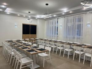 uma sala de conferências com uma mesa longa e cadeiras em Hotel Dom Polonii em Ostróda