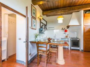 Kuchyň nebo kuchyňský kout v ubytování Apartment Podere Cima a Zano - Apt-Fienile PCA107 by Interhome