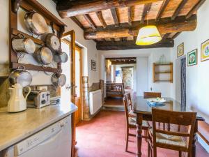 Η κουζίνα ή μικρή κουζίνα στο Holiday Home Casetta di Zano by Interhome