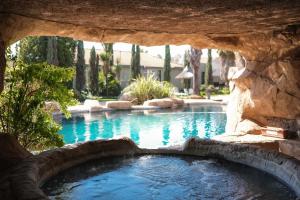 Glenburn Lodge & Spa في ملدرزدريفت: حمام سباحة مع ممر حجري في ساحة