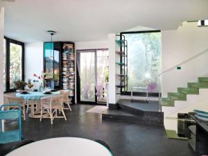 sala de estar con mesa y sillas y escalera en Holiday Home Casa Le Terrazze by Interhome, en Nettuno