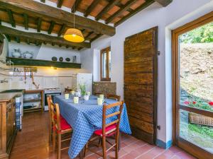 Η κουζίνα ή μικρή κουζίνα στο Apartment Podere Cima a Zano -Apt- Tinaia by Interhome