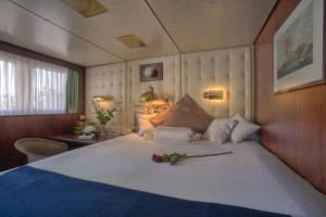 ein Schlafzimmer mit einem großen Bett mit Blumen darauf in der Unterkunft Sanssouci Star in Flensburg