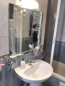 La salle de bains est pourvue d'un lavabo et d'un miroir. dans l'établissement One bedroom apartement at Rabat, à Rabat