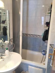 La salle de bains est pourvue d'une douche, d'un lavabo et d'une baignoire. dans l'établissement One bedroom apartement at Rabat, à Rabat