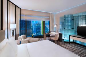 pokój hotelowy z łóżkiem i salonem w obiekcie W Guangzhou w Guangzhou