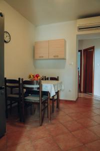 cocina y comedor con mesa y sillas en Apartment Euphemia, en Kukci