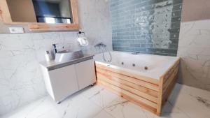 A bathroom at Villa Çınarlar