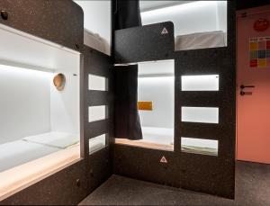 a room with a bunk bed with a mirror at AMISTAT City Hostel Barcelona in Barcelona