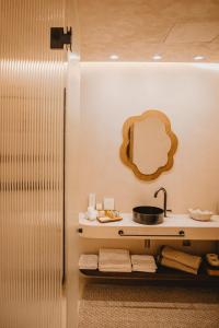 Bilik mandi di Q Coconuts Seaside Suites