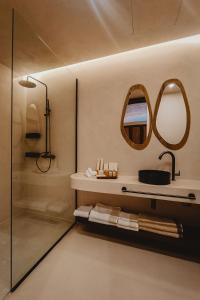 Bilik mandi di Q Coconuts Seaside Suites