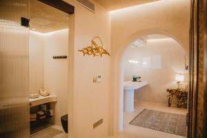 Bilik mandi di Q Coconuts Seaside Suites