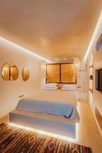 Postel nebo postele na pokoji v ubytování Q Coconuts Seaside Suites