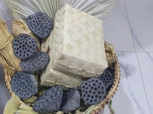 een mand gevuld met blauwe koekjes en een tas bij Kitya Homestay in Phumĭ Ta Phŭl