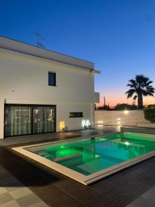 een villa met zwembad 's nachts bij Villa Rubino in Isola delle Femmine
