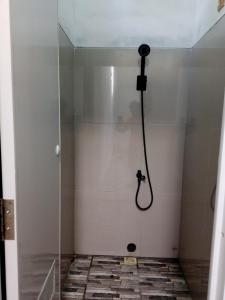 バトゥにあるVilla Puspita syariah IIIのガラス張りのバスルーム(シャワー付)