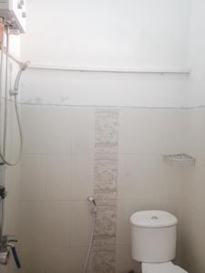 バトゥにあるVilla Puspita syariah IIIの白いバスルーム(トイレ、シャワー付)