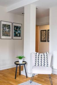 Posezení v ubytování Stunning 2 Bedroom Apartment in Converted Chapel