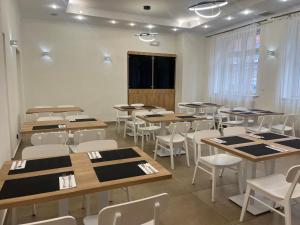 Reštaurácia alebo iné gastronomické zariadenie v ubytovaní Hotel Dom Polonii + 18 fotografií