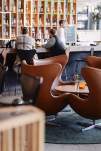 斯德哥爾摩的住宿－克拉麗奧登陸號酒店，一群坐在餐厅桌子上的人
