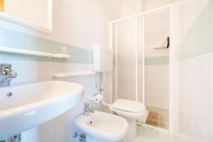 biała łazienka z toaletą i umywalką w obiekcie Hotel Al Castello w mieście Torri del Benaco