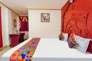 Postel nebo postele na pokoji v ubytování FabHotel Roshan Residency - Nr Kurinji Andavar Temple