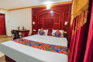Postel nebo postele na pokoji v ubytování FabHotel Roshan Residency - Nr Kurinji Andavar Temple