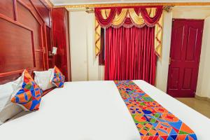 Postel nebo postele na pokoji v ubytování FabHotel Roshan Residency - Nr Kurinji Andavar Temple