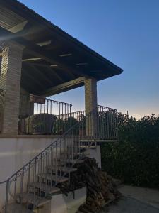 uma escada que leva a uma casa com telhado em Villa Di Caro em Ravanusa