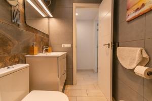 Koupelna v ubytování Costa Lairaga Suite junto a Canteras + 24 fotografií