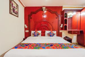 Postel nebo postele na pokoji v ubytování FabHotel Roshan Residency - Nr Kurinji Andavar Temple