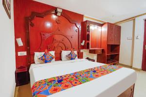 Postel nebo postele na pokoji v ubytování FabHotel Roshan Residency - Nr Kurinji Andavar Temple