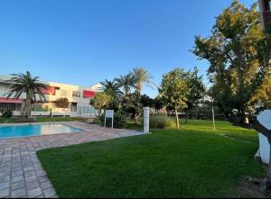 比利亞霍約薩的住宿－Villagrande，一座带游泳池和树木的庭院和一座建筑